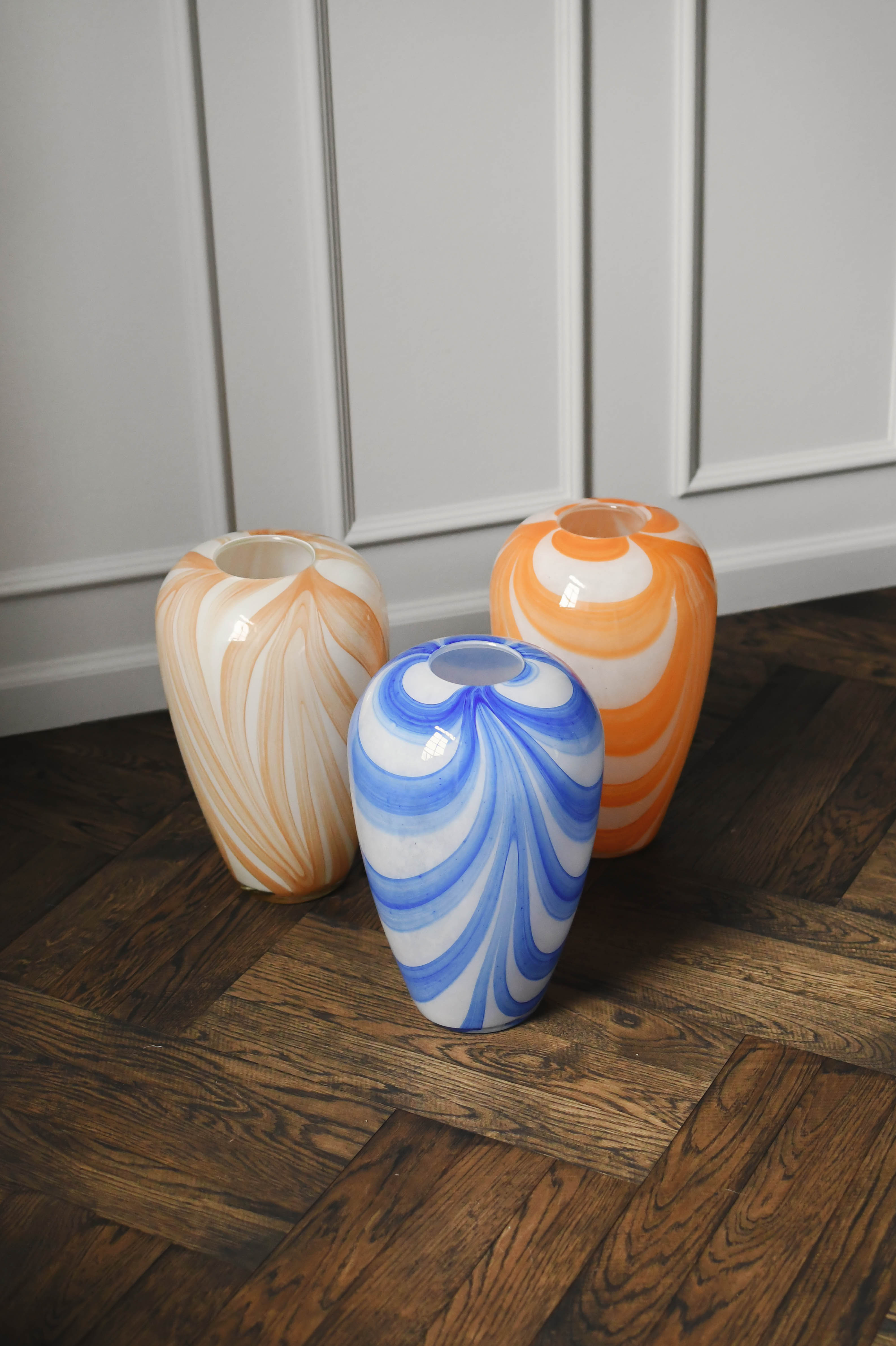 Vase med brede striber, amber/hvid - H32,5 cm.